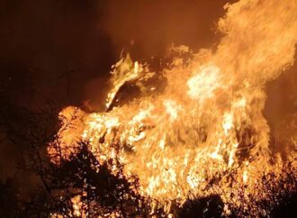 Mueren dos personas calcinadas tras incendiarse su vehículo en carretera de Guaymas