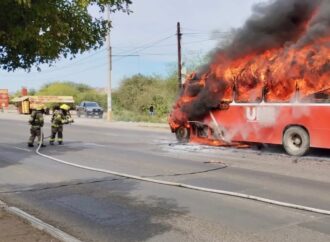 Atienden el incendio de un camión de transporte público en Hermosillo