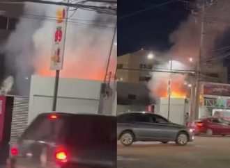 Reportan incendio en contenedor de basura en área de KFC en Hermosillo