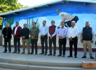 Entrega Elías Retes instrumental para banda de guerra a Centro Escolar del Mayo