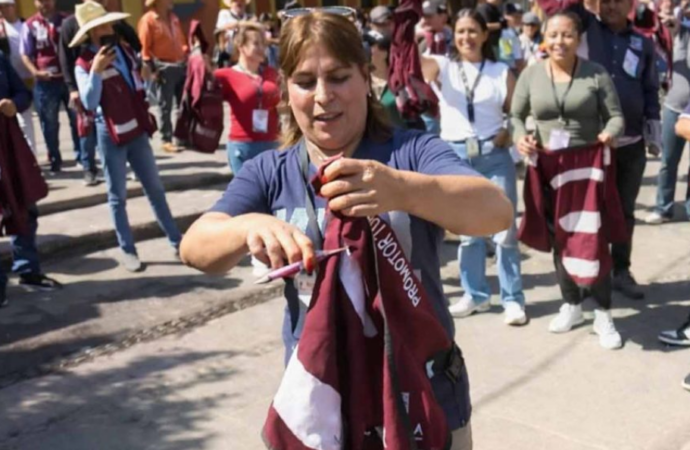 Protesta en Tequila: trabajadores turísticos destruyen chalecos que les impuso el alcalde detenido