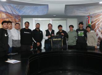 Entrega Elías Retes uniformes a selectivo de voleibol de Navojoa para torneo estatal