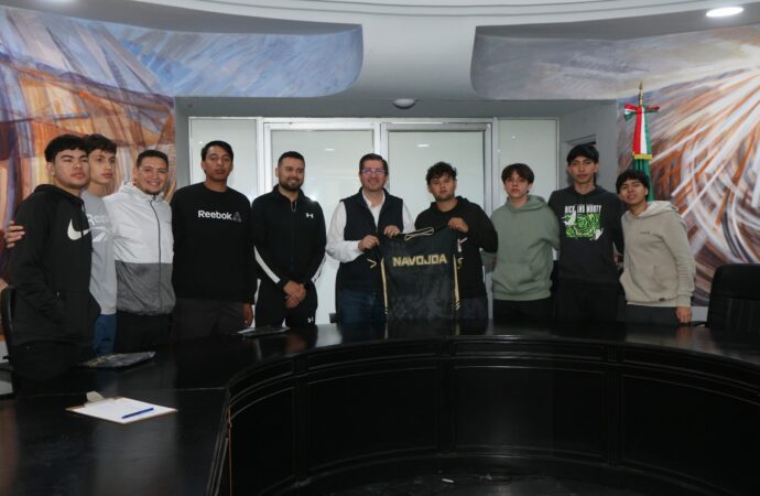 Entrega Elías Retes uniformes a selectivo de voleibol de Navojoa para torneo estatal