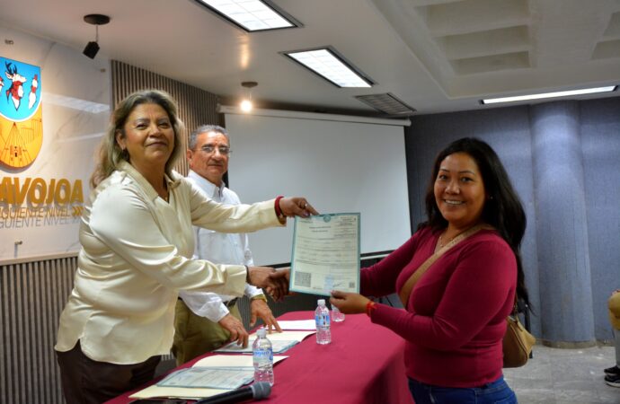 Reciben más de cien navojoenses actas corregidas gratuitas