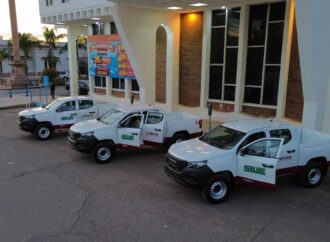 Entrega Elías Retes nuevas camionetas a SIUE para refuerzo a programa de bacheo