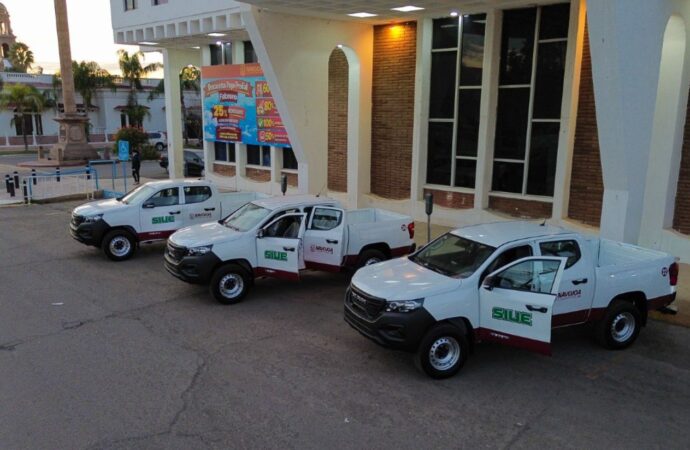 Entrega Elías Retes nuevas camionetas a SIUE para refuerzo a programa de bacheo