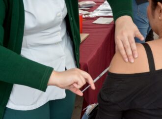 Acuden navojoenses a vacunarse contra el sarampión en jornada municipal