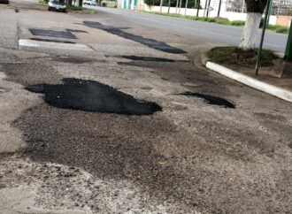 Continúan trabajos de bacheo en colonia de Cajeme