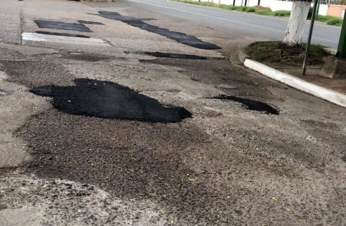 Continúan trabajos de bacheo en colonia de Cajeme