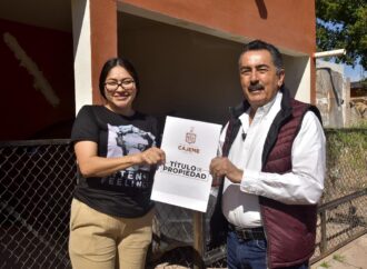 Javier Lamarque consolida en Cajeme certeza jurídica con entrega de escrituras a familias vulnerables