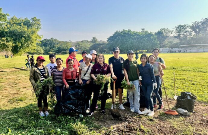 Jóvenes rehabilitan más de 10 mil canchas para el Mundial Social 2026
