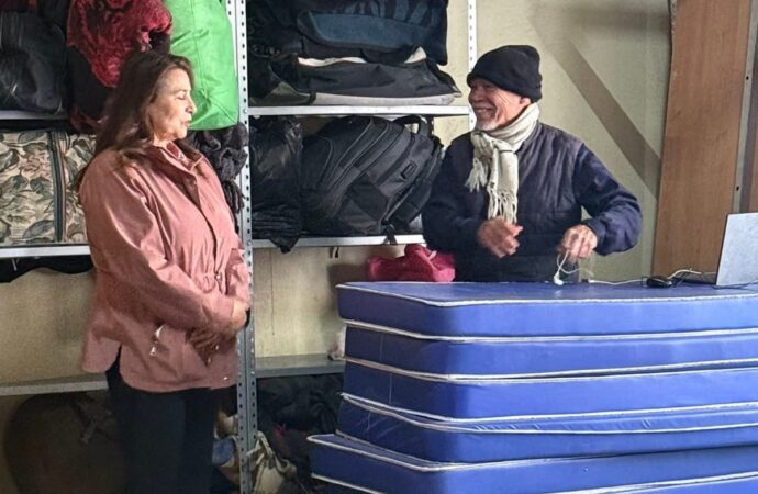 Supera Vicky Espinoza más 500 tinacos de agua entregados a familias