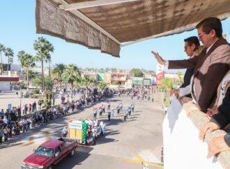 Disfrutan navojoenses de alegre y colorido desfile por Día de la Bandera