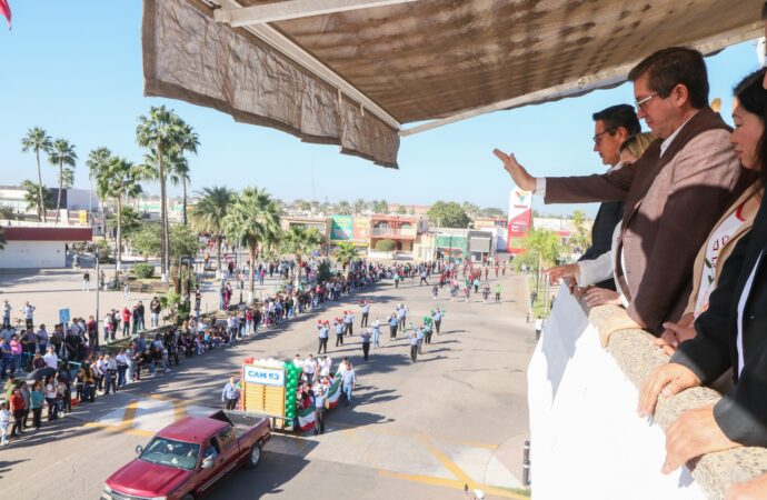 Disfrutan navojoenses de alegre y colorido desfile por Día de la Bandera
