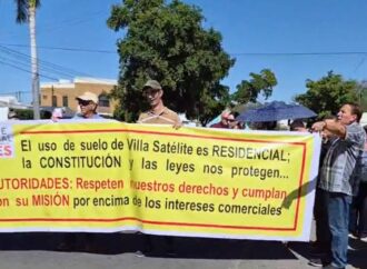Vecinos de Villa Satélite protestan por invasión de comercios sin permiso de uso de suelo