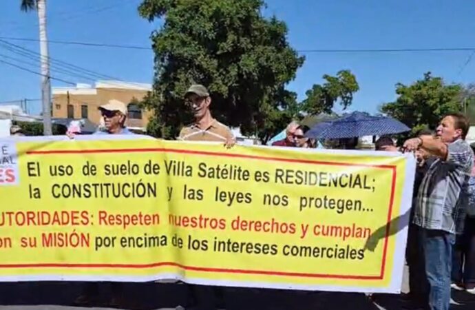 Vecinos de Villa Satélite protestan por invasión de comercios sin permiso de uso de suelo