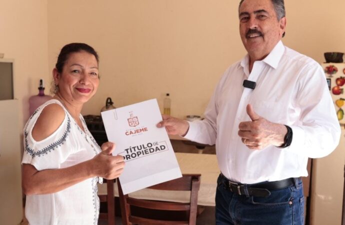 Familias de Cajeme cumplen el sueño de tener las escrituras de sus viviendas gracias a las gestiones de Javier Lamarque