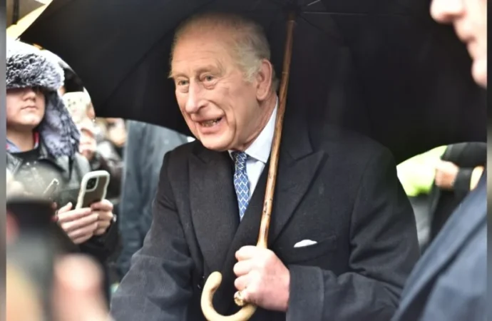 Rey Carlos III recibe abucheos por controversia desatada tras nuevas imágenes del caso Epstein