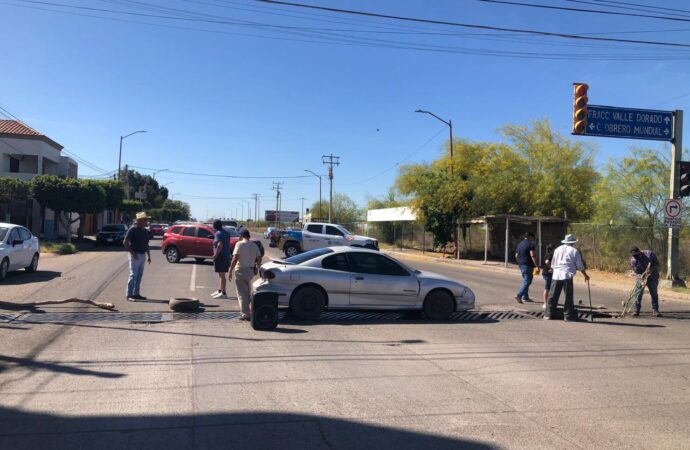 Vecinos protestan por obra inconclusa y cierran vialidad en la colonia Primero de Mayo