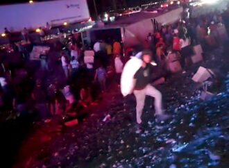 En Sonora, con rapiña vacían trailer de frituras tras volcamiento