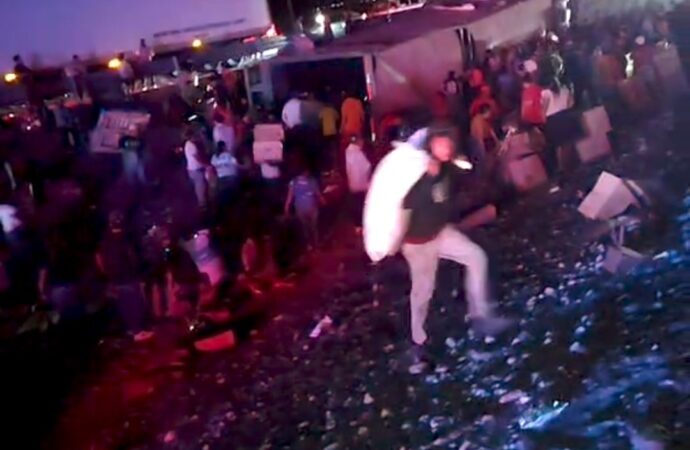 En Sonora, con rapiña vacían trailer de frituras tras volcamiento