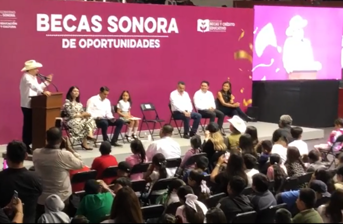 Atestigua Lamarque Cano entrega de más de 4 mil becas