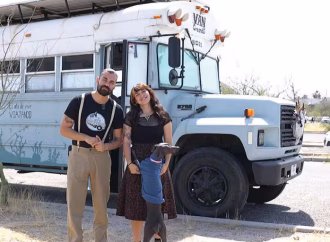 Pareja recorre México viviendo en un autobús convertido en casa y llega a Sonora