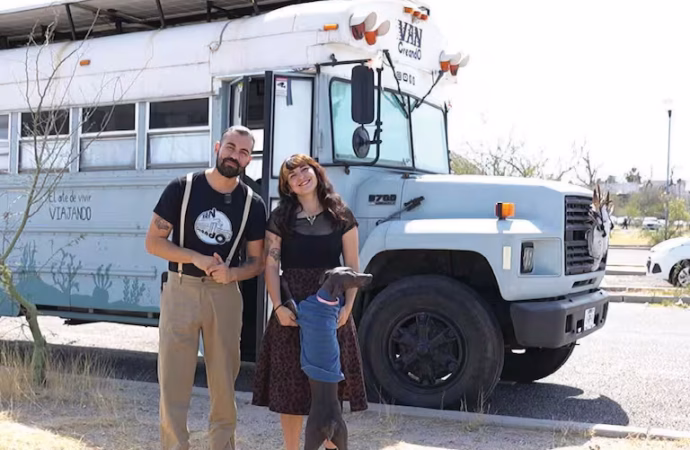Pareja recorre México viviendo en un autobús convertido en casa y llega a Sonora