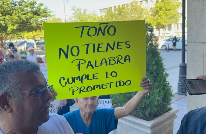 Protestan jubilados contra Municipio de Hermosillo por pagos pendientes