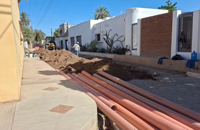 Agilizan reparaciones de drenajes colapsados con maquinaria donada por el Gobierno estatal