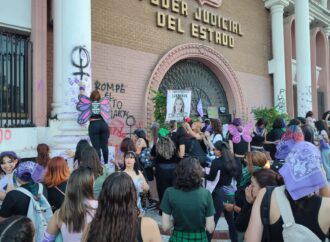 Con incendios y disturbios se manifiestan mujeres