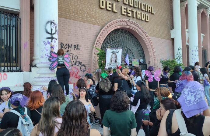 Con incendios y disturbios se manifiestan mujeres