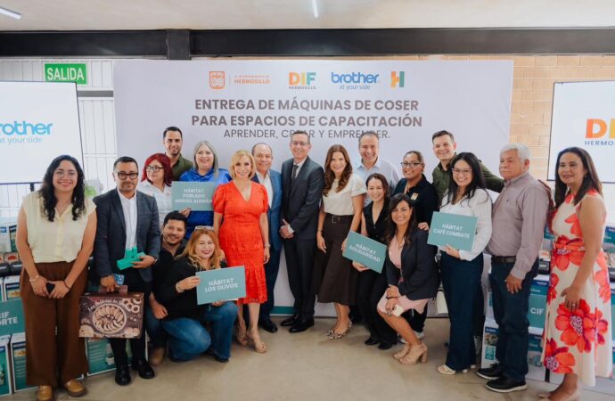 Impulsan Patty Ruibal y Toño Astiazarán autoempleo al otorgar 100 máquinas de coser donadas por la empresa Brother