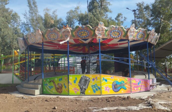 Avanza instalación de juegos mecánicos en el Parque Infantil Ostimuri