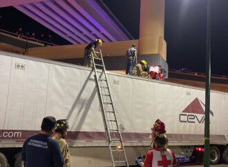 Evitan que mujer se lance de puente en Hermosillo