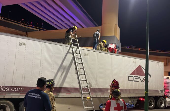 Evitan que mujer se lance de puente en Hermosillo