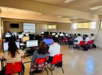 Capacitan docentes de la UTH a estudiantes de preparatoria en ciberseguridad