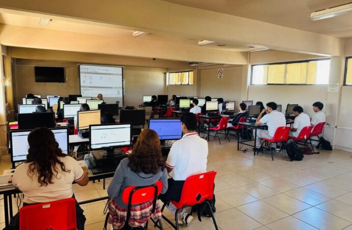 Capacitan docentes de la UTH a estudiantes de preparatoria en ciberseguridad