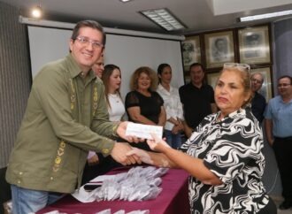 Entregan lentes a navojoenses beneficiados con mega jornada visual