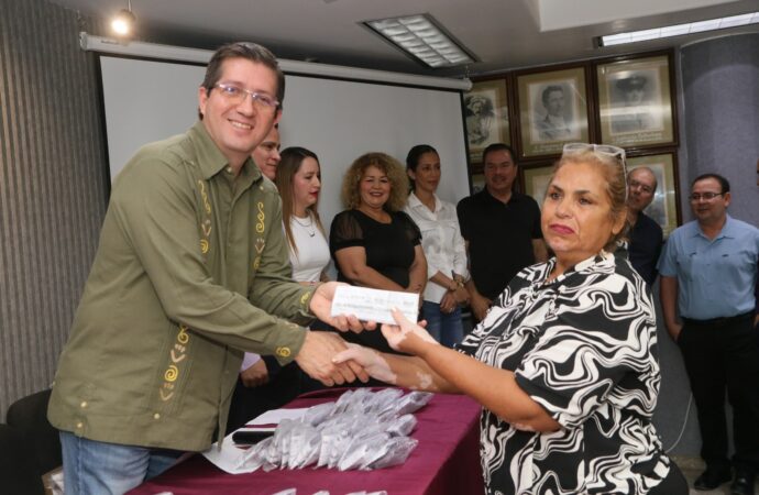 Entregan lentes a navojoenses beneficiados con mega jornada visual