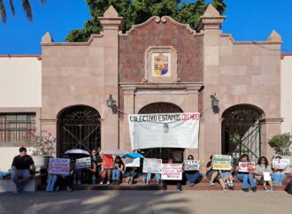 Se manifiestan estudiantes de Letra y Lingüística por la destitución de Iván Ballesteros