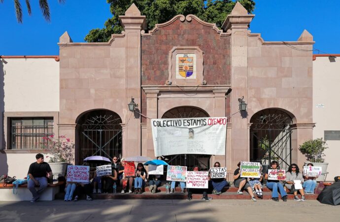 Se manifiestan estudiantes de Letra y Lingüística por la destitución de Iván Ballesteros
