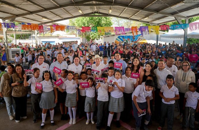 Durazo entrega becas a estudiantes de Miguel Alemán y supervisa ampliación de plantel educativo