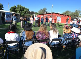 Toño Astiazarán entrega cancha de futbol con pasto sintético en primaria de la colonia Olivares