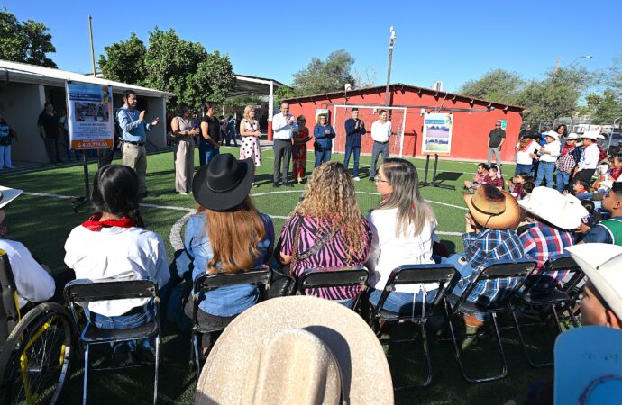 Toño Astiazarán entrega cancha de futbol con pasto sintético en primaria de la colonia Olivares