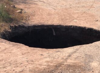 Socavón se traga a vehículo del DRRY