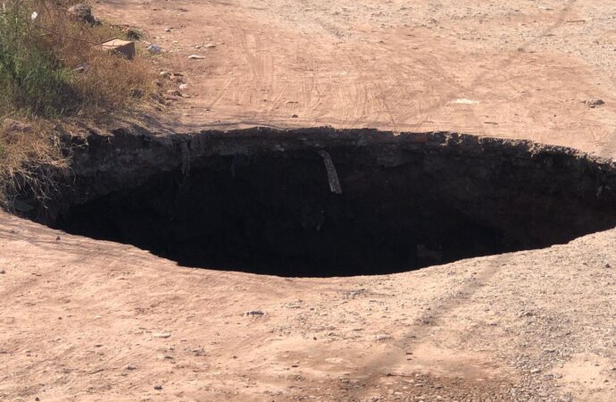 Socavón se traga a vehículo del DRRY