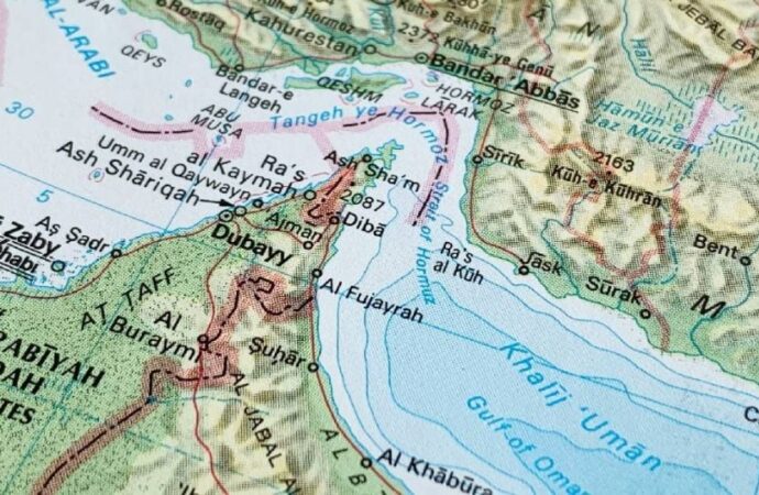Irán asegura que no cerrará el estrecho de Ormuz en medio de la tensión en Medio Oriente