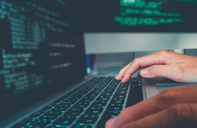 Interpol alerta por auge de fraudes con inteligencia artificial que ya operan a escala global