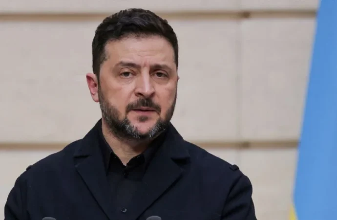 Zelenski critica decisión de EU de levantar sanciones al petróleo ruso